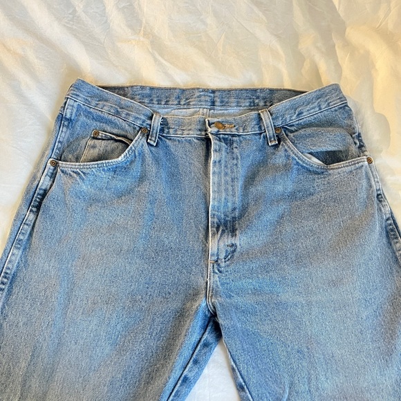 VINTAGE | HIGH WAISTED | STRAIGHT LEG | LIGHT-MEDIUM WASH | WRANGLER JEANS - Picture 2 of 4